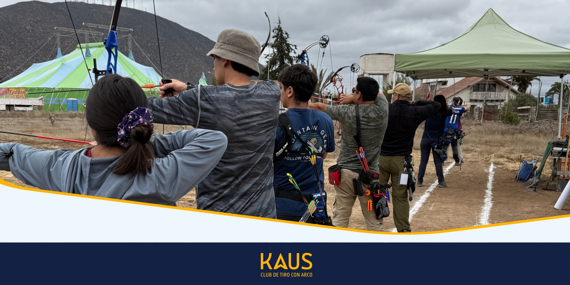 Varios arqueros del Club Kaus en la linea de tiro disparando