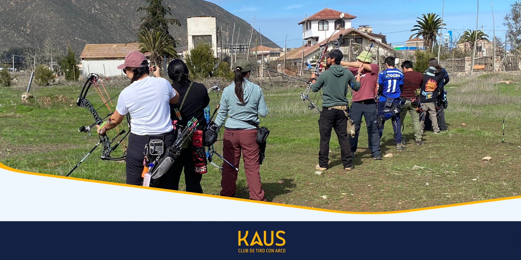 Varios arqueros del Club Kaus en la linea de tiro disparando