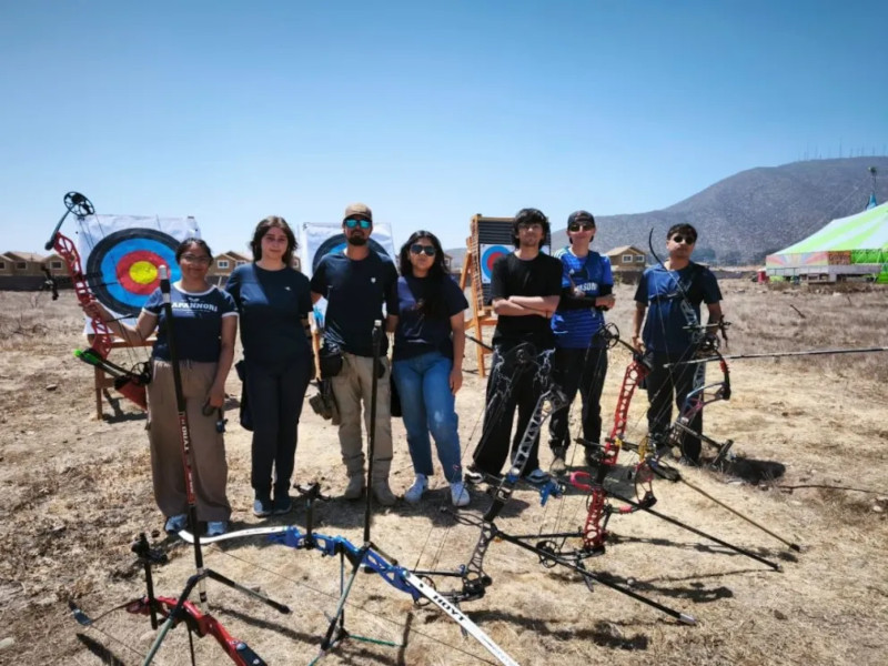 Arqueros de KAUS posando con sus arcos